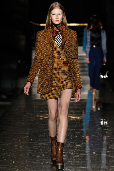 Look 16